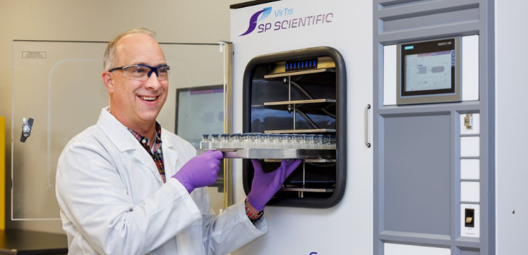 A scientist giving a freeze-drying training.